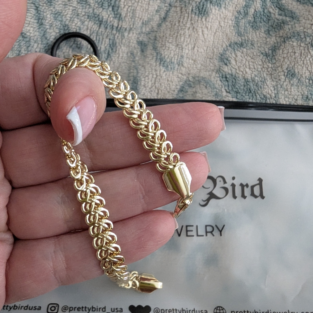 Pretty Bird Luxurious Yellow Gold Plated Bracelet